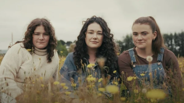 Jenny Mitchell and twin sisters on Nu Country TV country music show