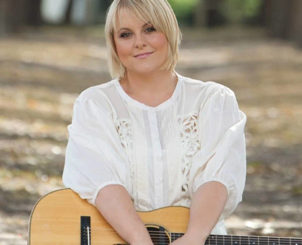 Lyn Bowtell on Nu Country TV country music show